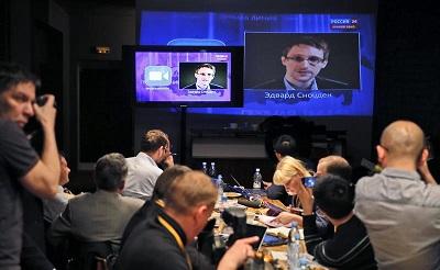Snowden reaparece en la televisión rusa para hacer una pregunta a Putin