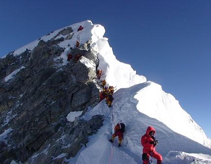 Al menos 12 muertos en el alud más mortífero de la historia del Everest