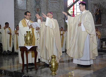 sacerdotes renuevan sus votos junto al arzobispo en la Misa Crismal