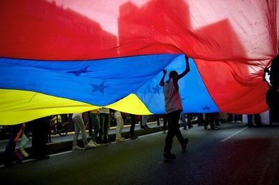 Oposición y estudiantes marchan en Caracas por 'resurrección' de democracia