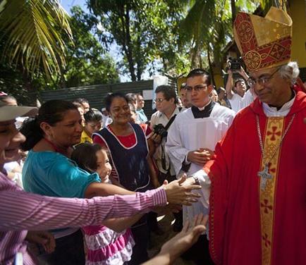 Cardenal invita a chatear en misa de Resurrección