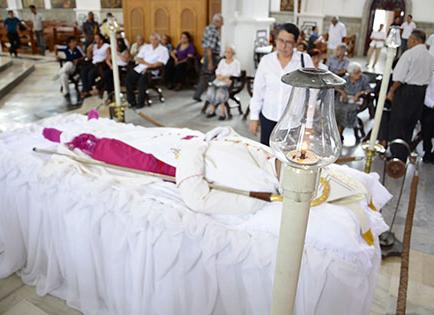 Velan en la Catedral el cuerpo del obispo Francisco Vera