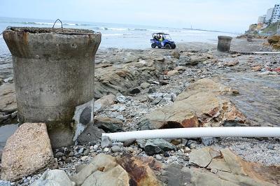 Reparan daño de tubería en la playa El Murciélago