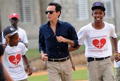 Marc Anthony visita al presidente dominicano en busca de apoyo para orfanato