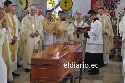Cientos de personas le dan el último adiós a Monseñor Francisco Vera