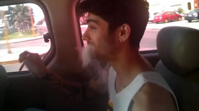 Un miembro de One Direction se disculpa tras un vídeo donde fumaban un porro