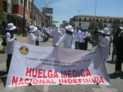Médicos de seguridad social de Perú vuelven a atender tras 23 días de huelga