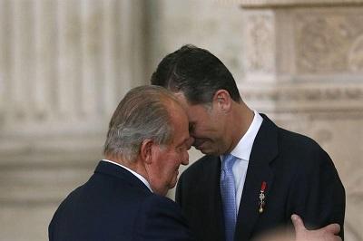Juan Carlos I firma la ley por la que abdica del trono español