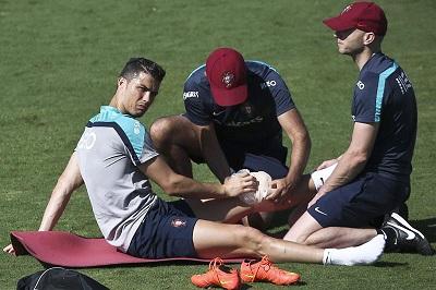 Cristiano Ronaldo abandona el entrenamiento portugués con hielo en la rodilla