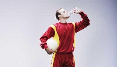 Las bebidas isotónicas no mejoran el rendimiento en el deporte, según estudio
