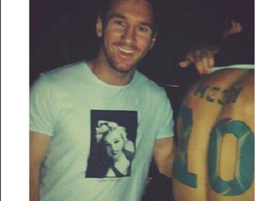 Fanático se tatúa 'Messi 10' y consigue fotografiarse con su ídolo