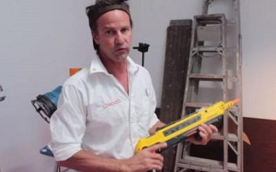 Empresa crea una pistola de sal para matar moscas (video)