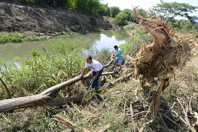 Cuidadores de parque se oponen a limpieza del río Portoviejo