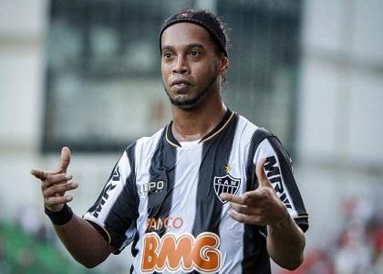 Atlético Mineiro pide explicación a Ronaldinho por no ir al homenaje a Deco
