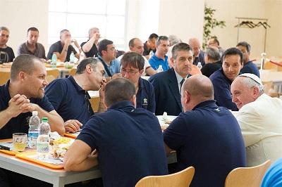 El papa almuerza con trabajadores del Vaticano en una cantina laboral