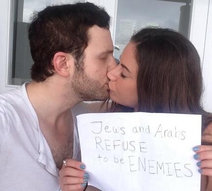 Un beso propulsa una campaña en favor de la paz entre árabes y judíos