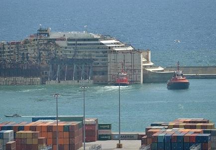 El Costa Concordia concluye su último viaje y se prepara para su demolición