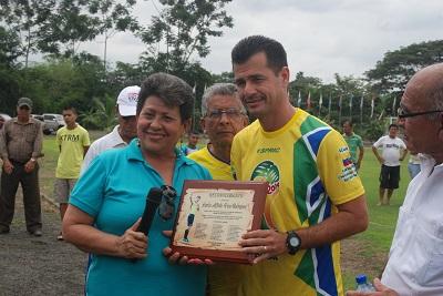 Carlos Vera es recibido como héroe en su tierra natal, Junín