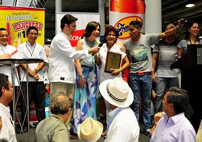 Premian a la mejor “hueca” de Guayaquil por fiestas julianas