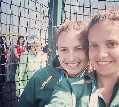 Dos jóvenes se toman un 'selfie' donde aparece la reina Isabel II