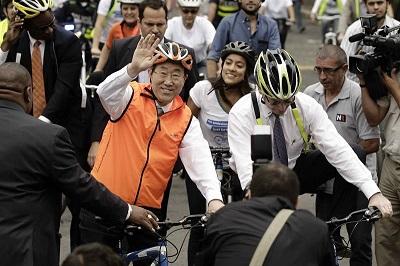 Ban Ki-moon sube a una bicicleta en medio de una protesta a favor de Palestina