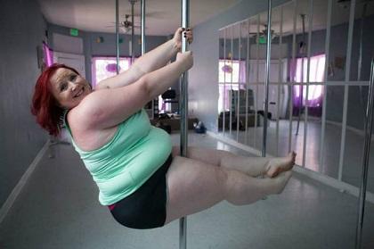 Mujer de 114 kilos es una estrella del 'pole dance'