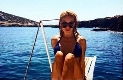 Paulina Rubio está de vacaciones en playas griegas