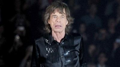 Mick Jagger supera la muerte de su novia con sus nietos