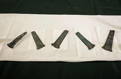México recibe cinco piezas arqueológicas recuperadas por la Policía española