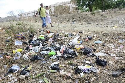 Moradores se quejan por basura en terreno baldío
