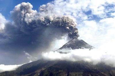 El volcán Tungurahua registró explosiones moderadas y caída de ceniza