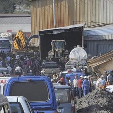 Explosión deja 27 mineros atrapados