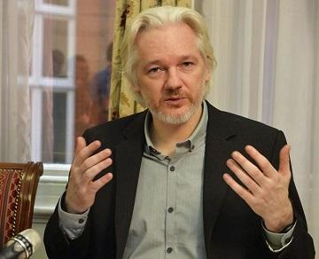 Assange sufre 'trato inhumano' tras dos años en embajada, dice Garzón