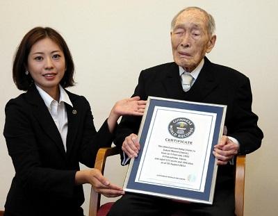 Un japonés de 111 años es reconocido como el hombre más viejo del mundo