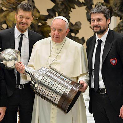 El Papa recibió la copa ganada por San Lorenzo