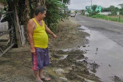 Moradores se quejan por desperdicio de agua potable