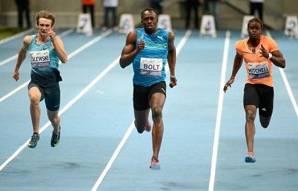 Bolt corre y gana en Varsovia su primer 100 del año con 9.98
