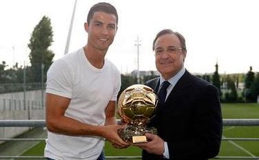 Cristiano Ronaldo entrega una réplica del Balón de Oro a Florentino Pérez