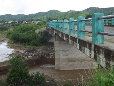 Habitantes piden reforzar puente que lleva a San Juan