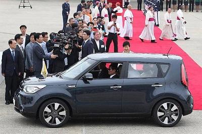 El Vaticano recibe de regalo el vehículo que el papa usó en Corea del Sur