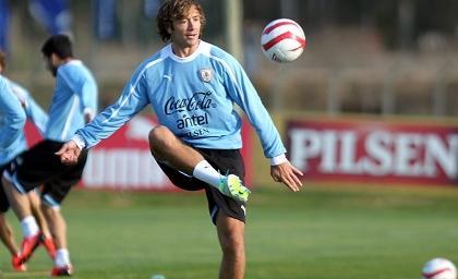 El capitán de la selección uruguaya Diego Lugano estará en el 'Partido por la Paz'