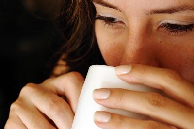 El consumo de té o café no perjudica al corazón, según estudio
