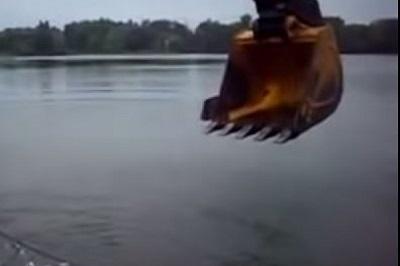 Utilizan una excavadora para pescar en un lago (VIDEO)