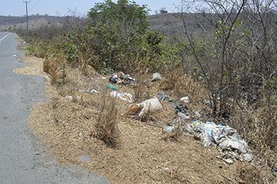 Moradores reclaman por basura en la vía