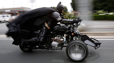 Un misterioso motociclista disfrazado de Batman causa sensación en Japón