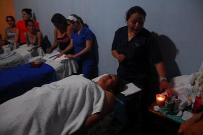 Artesanas son capacitadas en masaje terapéutico