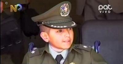 Niño con cáncer es nombrado subteniente honorífico de Policía