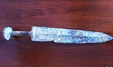 Niño encunetra espada de 3.000 años
