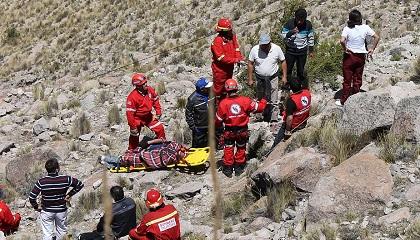 Sube a 26 la cifra de muertos en accidente de autobús en Perú
