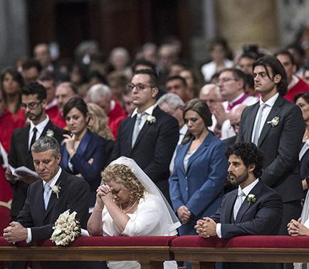Se celebra boda masiva oficiada por el Papa